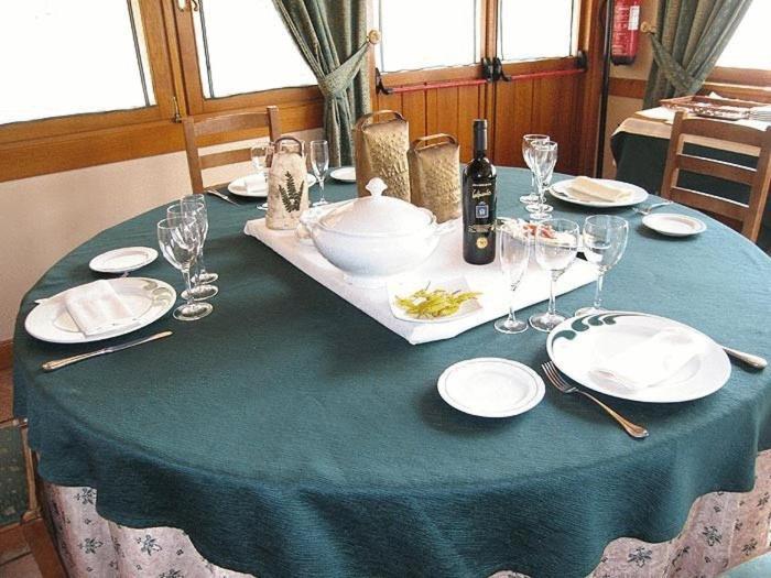Hostal Lorentxo Olave Buitenkant foto